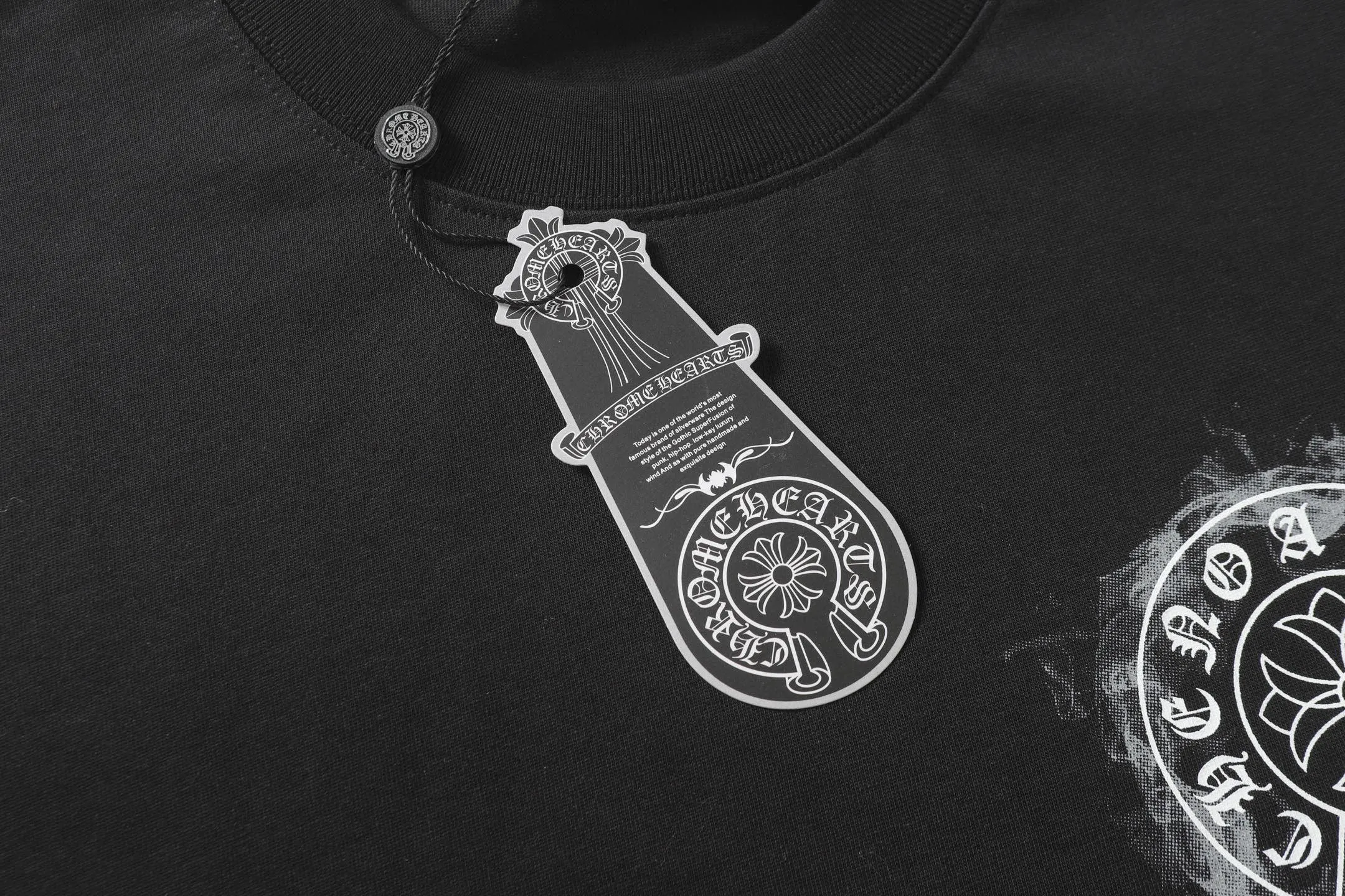 🅿️170 CH/Cro Heart 25ss front and back logo printed logo round neck short sleeves. Fabric: Made of 280g double yarn smooth fabric, high temperature pre-shrunk. The weight is up to 300g. It is equipped with 1x1 thread in the same cylinder. It is not easy to deform after repeated washing. Workmanship: positioning and cutting, oversize loose version, imported glue dot printing. Accessories: original supporting accessories. Color: black white Size: XS-L